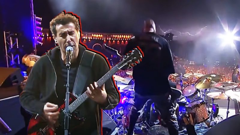 Insane moment lightning strikes at the peak of System of a Down's 2015 performance of 'Aerials'