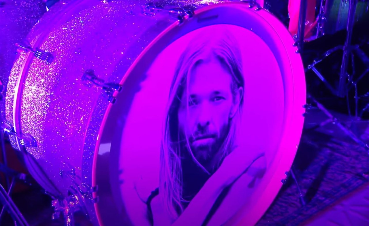 1,000 rockers pay tribute to Taylor Hawkins by performing 'My Hero' live in unison