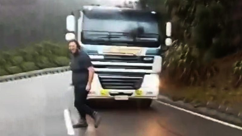 ‘Big horn power’: Watch this bloke in a humble Isuzu tow a unit of a truck up steep Chch road