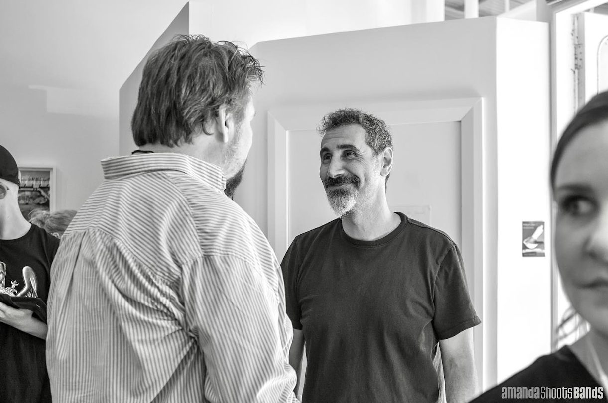 Serj Tankian meets a fan at Suite Gallery in Wellington 