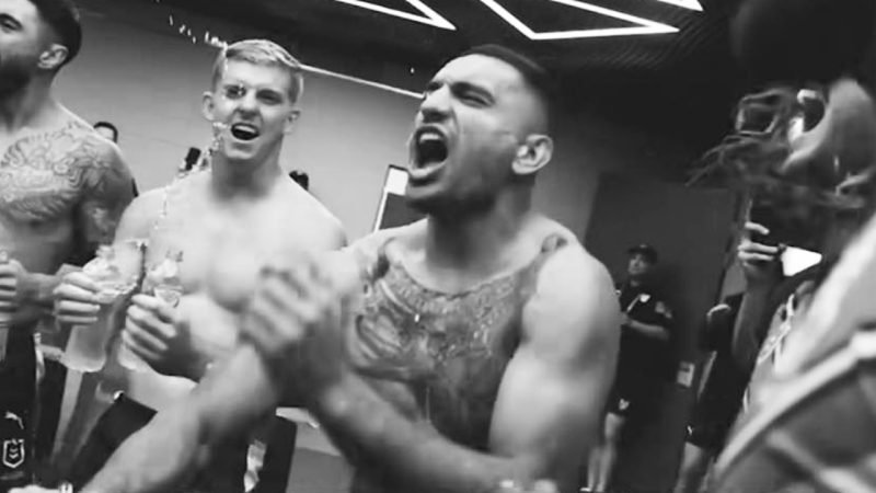 NZ UFC champion Izzy Adesanya surprises the Warriors and gives them wrestling tips at training