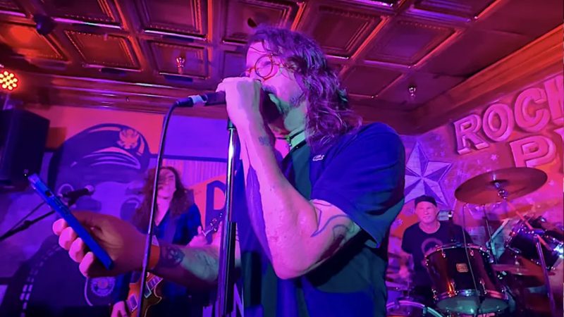 Dave Grohl, Chad Smith & Shane Hawkins cover AC/DC, Led Zep and more at a pizza joint