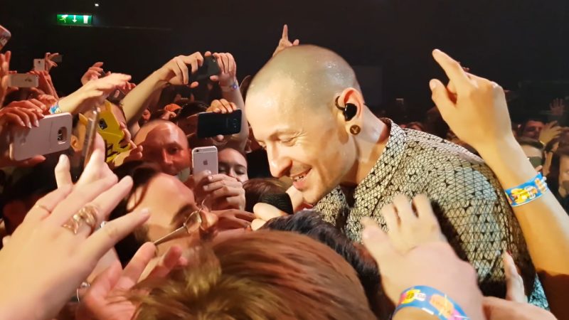Emotional footage of Chester Bennington singing ‘Crawling’ at last show before death resurfaces